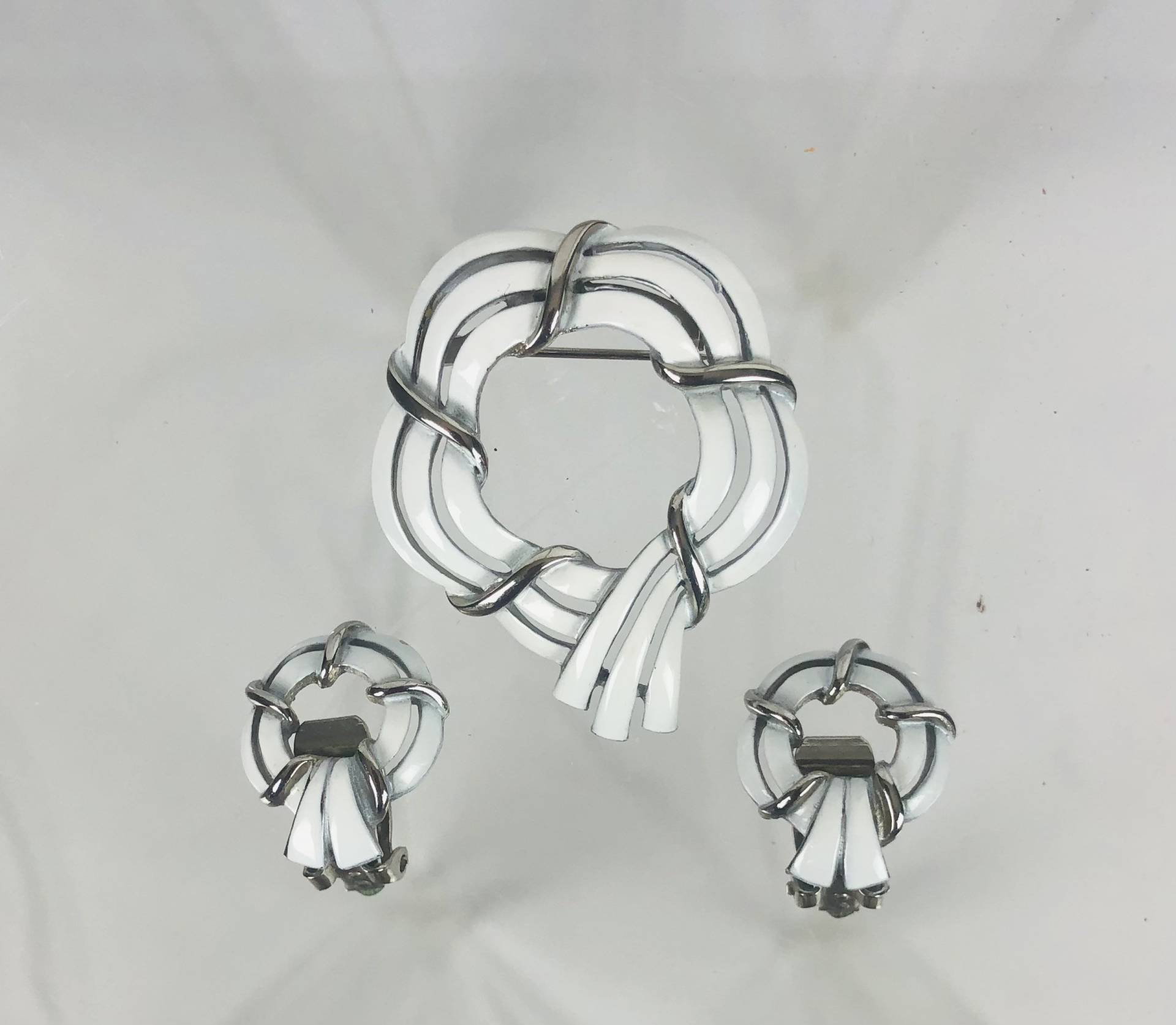 Vintage 1960Er Jahre Weiß Runde Gecalloped Brosche Und Ohrring Set Clip Ons Vintage 1960Er Jahre Weiß Runde Gecalloped Brosche Und Ohrring Set Clip Ons von timelesspieces