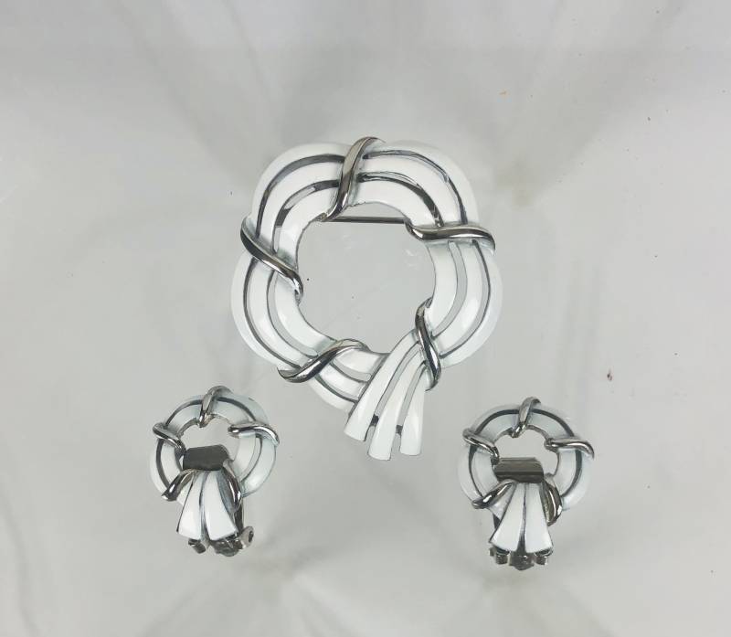 Vintage 1960Er Jahre Weiß Runde Gecalloped Brosche Und Ohrring Set Clip Ons Vintage 1960Er Jahre Weiß Runde Gecalloped Brosche Und Ohrring Set Clip Ons von timelesspieces