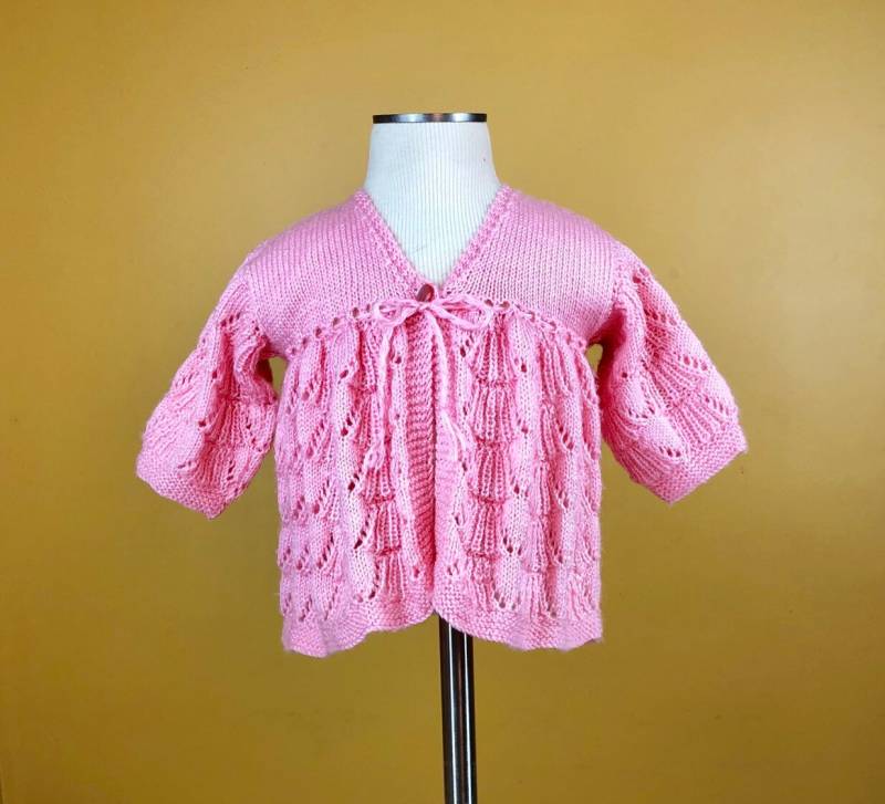 Vintage 1970Er Jahre Mädchen Rosa Strickjacke Vintage 1970Er Jahre Mädchen Rosa Strickjacke von timelesspieces