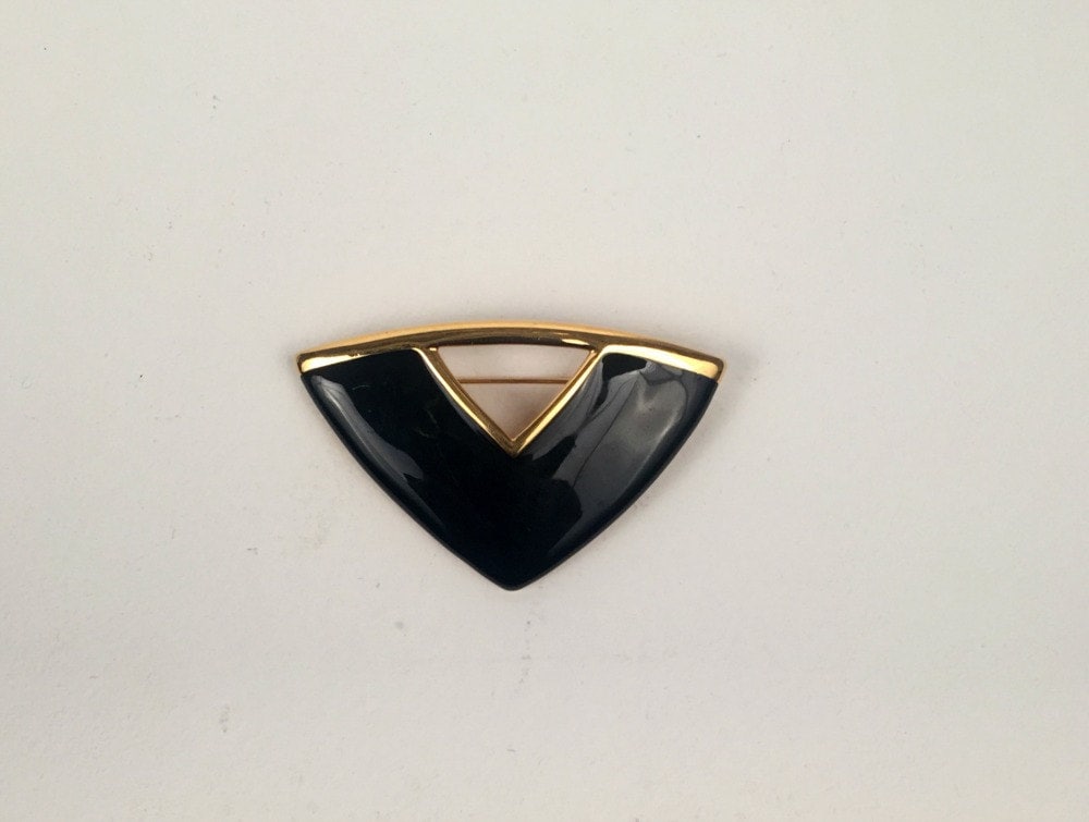 Vintage Monet Schwarze Dreieck Brosche Mit Goldenen Akzenten Vintage Monet Schwarze Dreieck Brosche Mit Goldenen Akzenten von timelesspieces