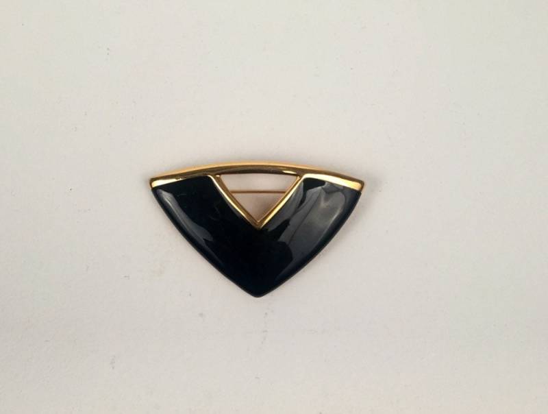 Vintage Monet Schwarze Dreieck Brosche Mit Goldenen Akzenten Vintage Monet Schwarze Dreieck Brosche Mit Goldenen Akzenten von timelesspieces