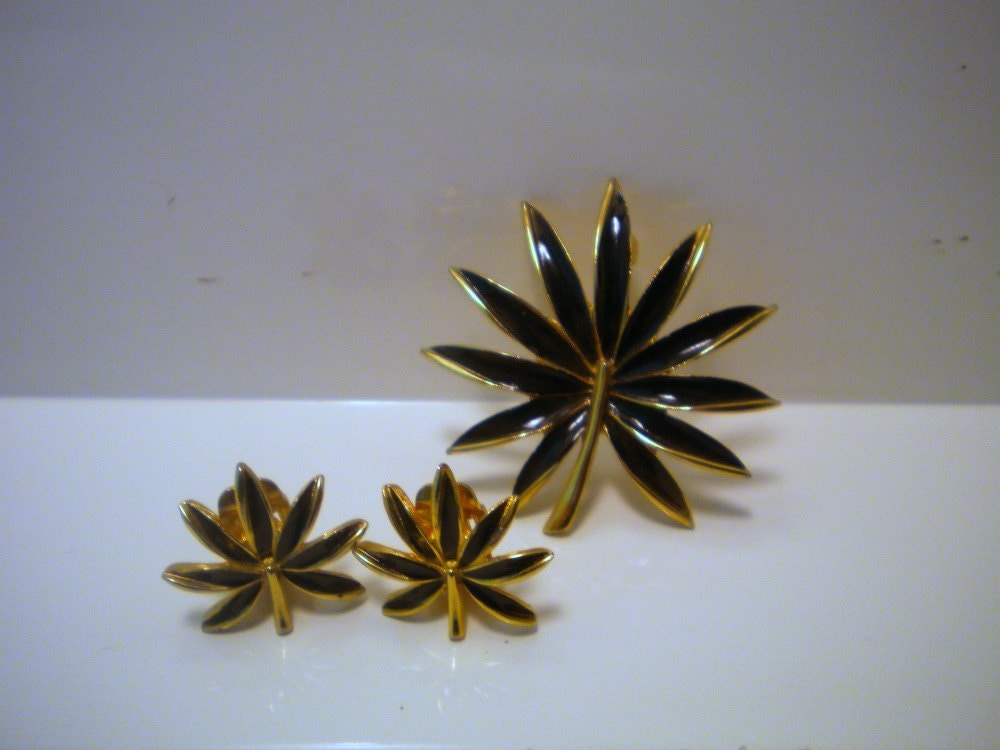 Vintage Schwarz Und Gold Blatt Brosche Ohrringe Set Vintage Schwarz Und Gold Blatt Brosche Ohrringe Set von timelesspieces