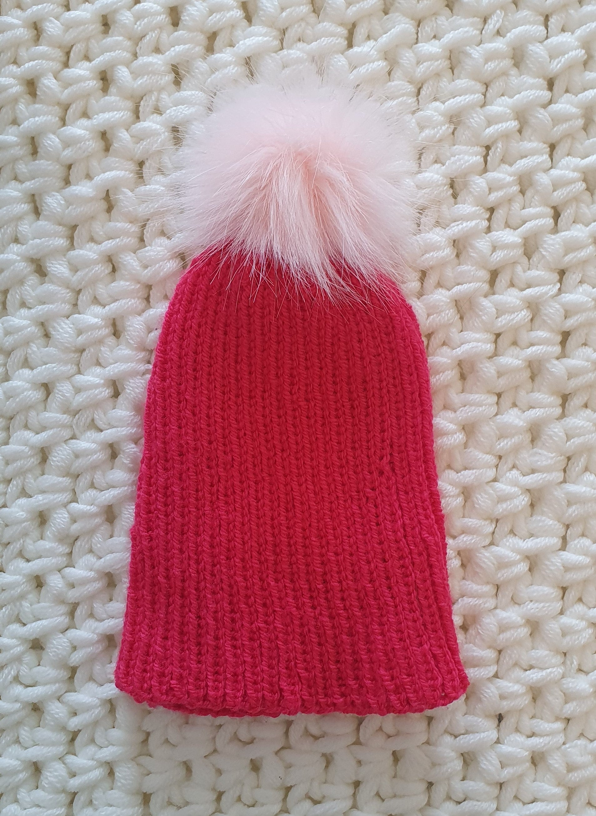 Gestrickte Mütze Alltag, Winter, Handarbeit, Frauen, Rosa Mütze, Kunstfell Pom Pom, Erwachsene Beanie, Tolles Gemütliches Geschenk, Eins Der Art von timetoyarnmeup