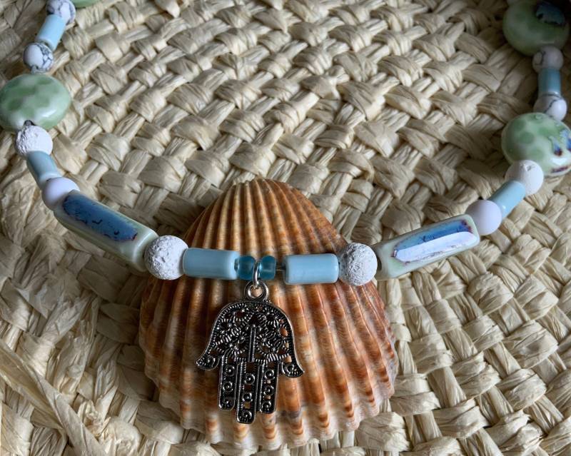 Perlenkette „Lilly Sue", Halsreif Draht-Collier-Kette Mit Keramikperlen Trendschmuck Hamsa Anhänger, Modeschmuck von timseedsgarden