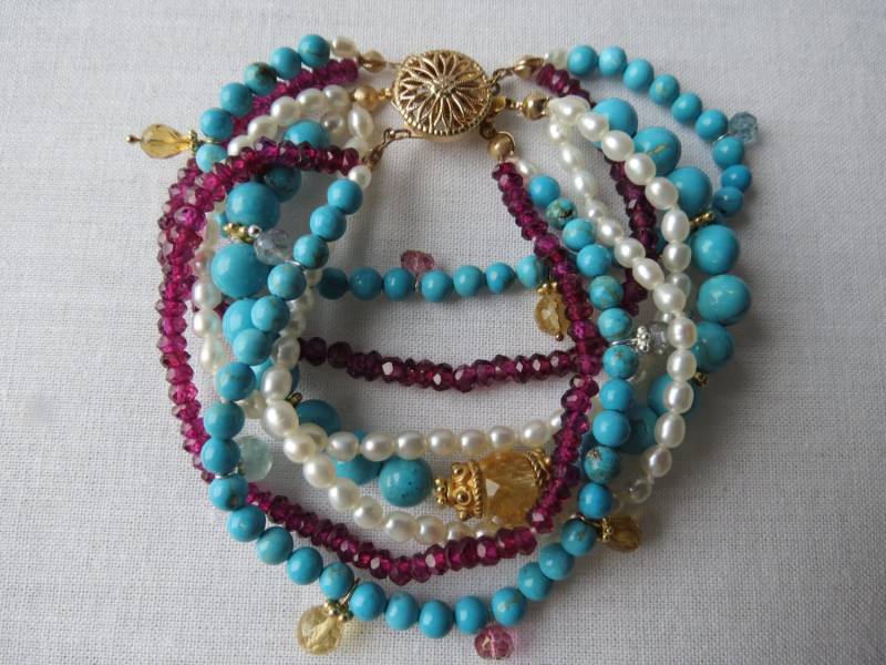 Buntes Sommer Armband. Mehrere Stränge Aus Türkis, Weißen Perlen Und Granaten, Verziert Mit Citrin Aquamarin Anhängern von tinahagianis