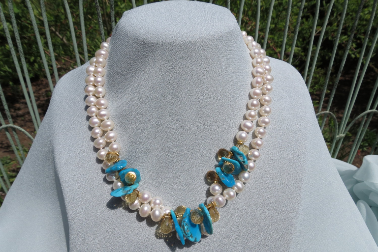 Elegante Doppelstrang Weiße Perlenkette Mit Schlafenden Schönheit Türkis Und Citrene Risstropfen Verbessert Elegante Doppelstrang Weiße Perlenkette Mit Schlafenden Schönheit Türkis Und Citrene Risstropfen Verbessert von tinahagianis