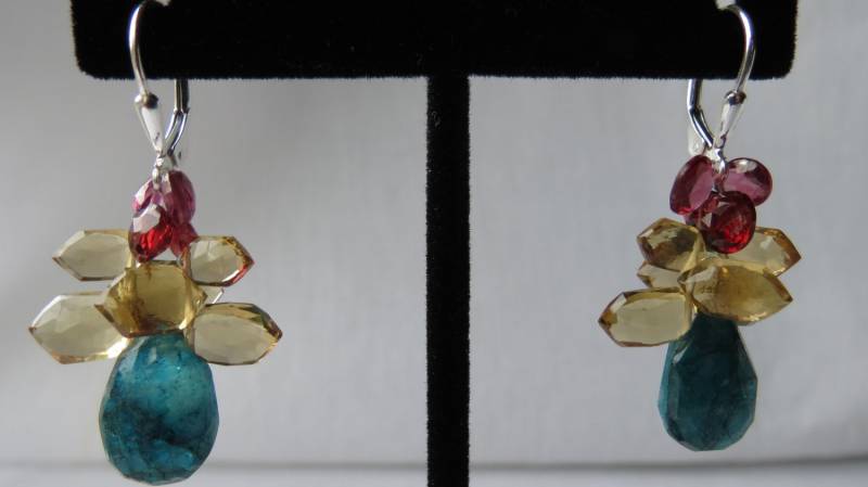Hübsche Blaue, Rosa Und Goldfarbene Naturstein Ohrringe. Der Große Tropfen Ist Blauer Apatit, Oben Umgeben Von Rauchquarz Granaten Hübsche Blaue, Rosa Und Goldfarbene Naturstein Ohrringe. Der Große Tropfen Ist Blauer Apatit, Oben Umgeben Von Rauchquarz Granaten von tinahagianis