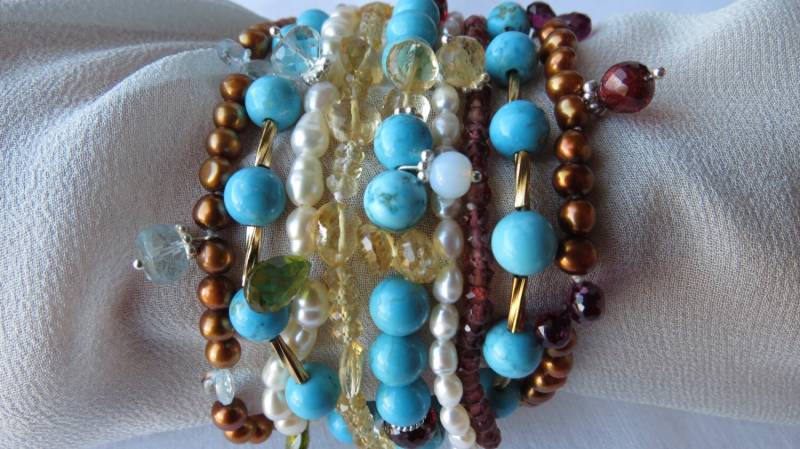 Mehrreihiges Armband Aus Türkis, Perle, Halbedelsteinen Und Sterling Silber Mehrreihiges Armband Aus Türkis, Perle, Halbedelsteinen Und Sterling Silber von tinahagianis