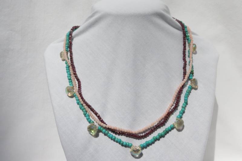 Wunderschöne Mehrfarbige 3-strang Halskette Aus Türkis, Granat, Citrin Und Rosa Koralle Wunderschöne Mehrfarbige 3-strang Halskette Aus Türkis, Granat, Citrin Und Rosa Koralle von tinahagianis
