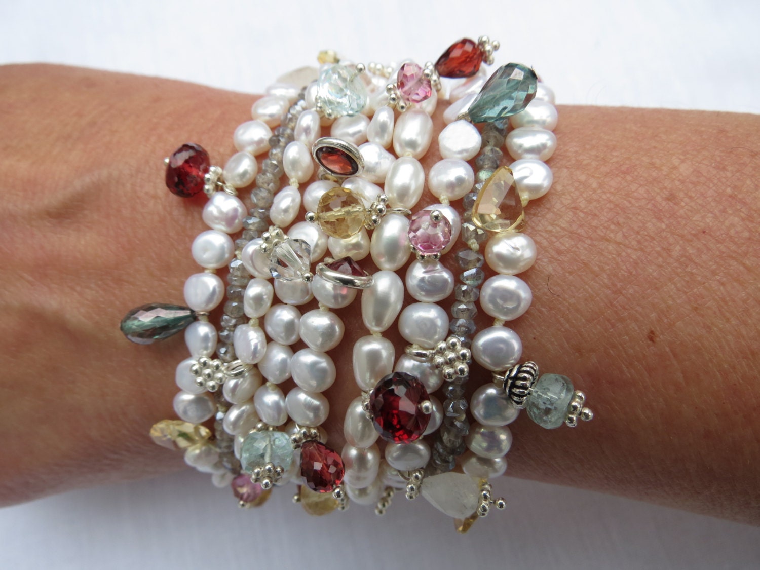 Zauberhaftes Armband Aus Weißen Süßwasserperlen, Besetzt Mit Granat, Citrin, Aquamarin, Blautopas, Charms Und Labradorit Zauberhaftes Armband Aus Weißen Süßwasserperlen, Besetzt Mit Granat, Citrin, Aquamarin, Blautopas, Charms Und Labradorit von tinahagianis