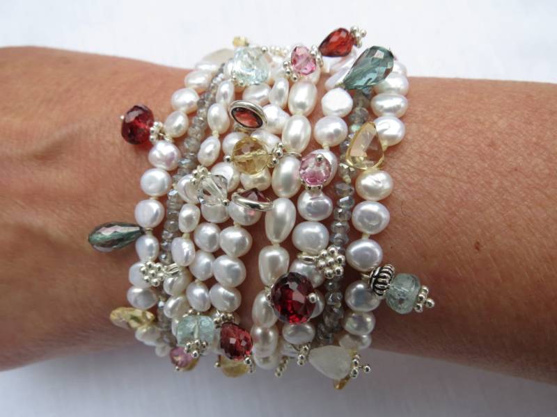 Zauberhaftes Armband Aus Weißen Süßwasserperlen, Besetzt Mit Granat, Citrin, Aquamarin, Blautopas, Charms Und Labradorit Zauberhaftes Armband Aus Weißen Süßwasserperlen, Besetzt Mit Granat, Citrin, Aquamarin, Blautopas, Charms Und Labradorit von tinahagianis