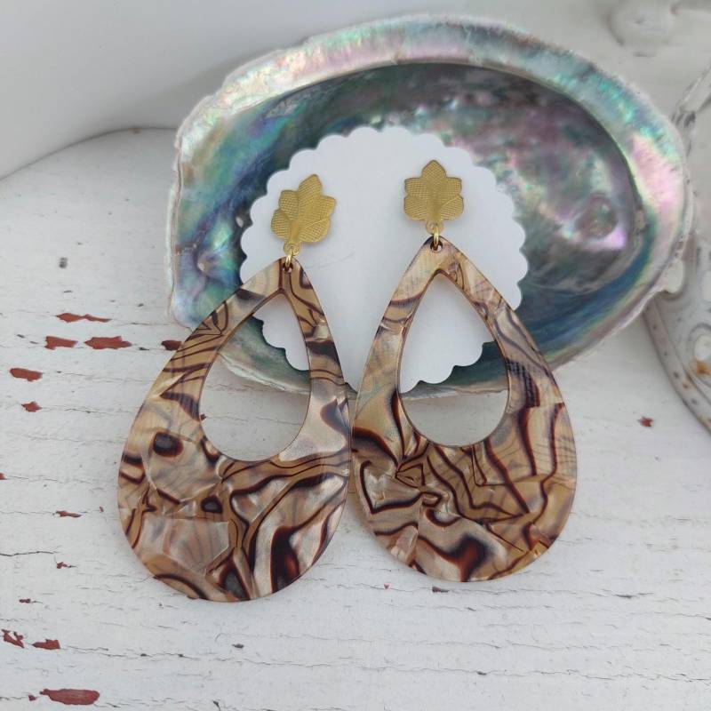 Braune Leichte Resin Ohrringe in Tropfenform Hängend, 7 cm Gesamtlänge, Anhänger 5, 5 cm, Gold Braune Ohrringe, Ohrringe Animal Print von tinasschmuckestuecke