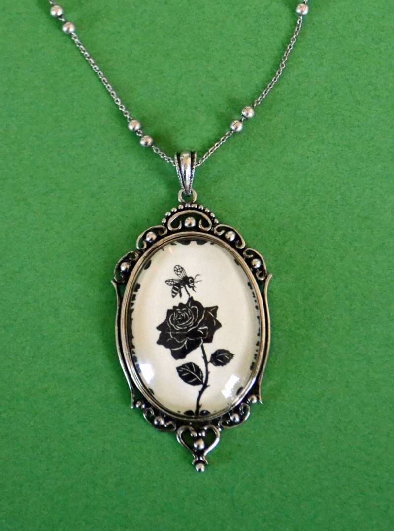 Die Biene Und Die Rose Halskette - Anhänger An Kette Silhouette Schmuck Die Biene Und Die Rose Halskette - Anhänger An Kette Silhouette Schmuck von tinatarnoff