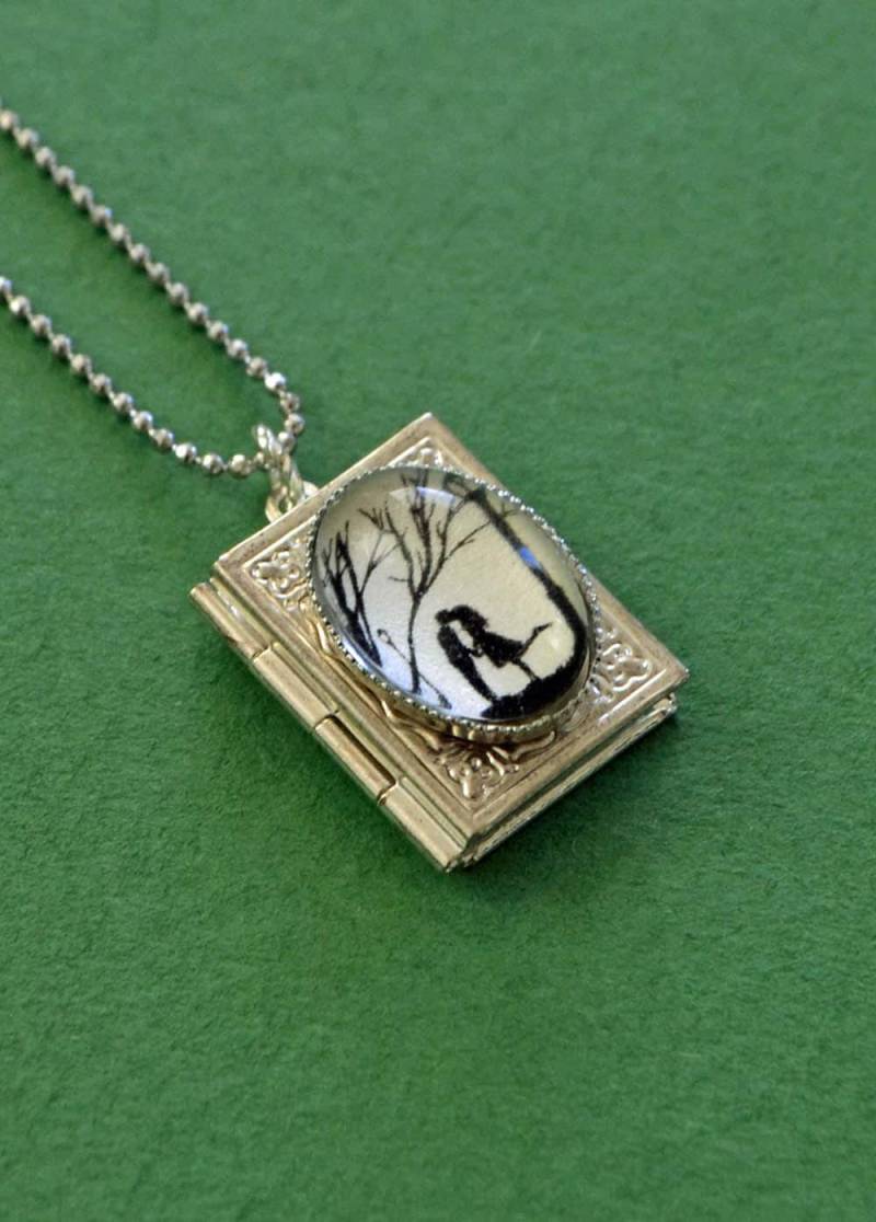 Herbst Kuss Buch Medaillon Halskette, Anhänger An Kette - Silhouette Schmuck von tinatarnoff