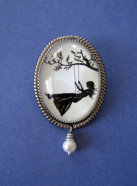 Mädchen Auf Einer Schaukel-Brosche - Silhouette Schmuck Mädchen Auf Einer Schaukel-Brosche - Silhouette Schmuck von tinatarnoff