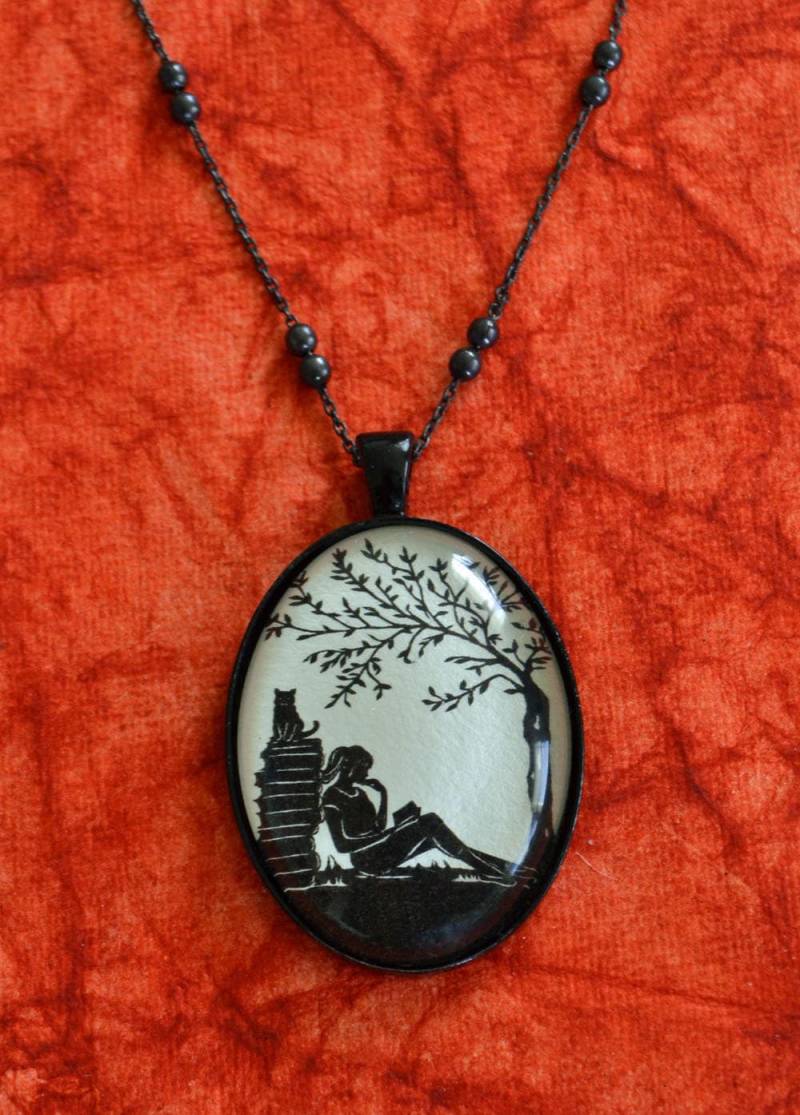 Silhouette Halskette, Anhänger An Kette - Nachmittag Lesen Im Park Kunst Schmuck Silhouette Halskette, Anhänger An Kette - Nachmittag Lesen Im Park Kunst Schmuck von tinatarnoff