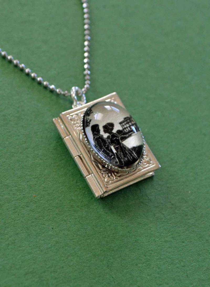 stolz Und Vor-Judice Buch Medaillon Halskette, Anhänger An Kette - Silhouette Schmuck stolz Und Vor-Judice Buch Medaillon Halskette, Anhänger An Kette - Silhouette Schmuck von tinatarnoff