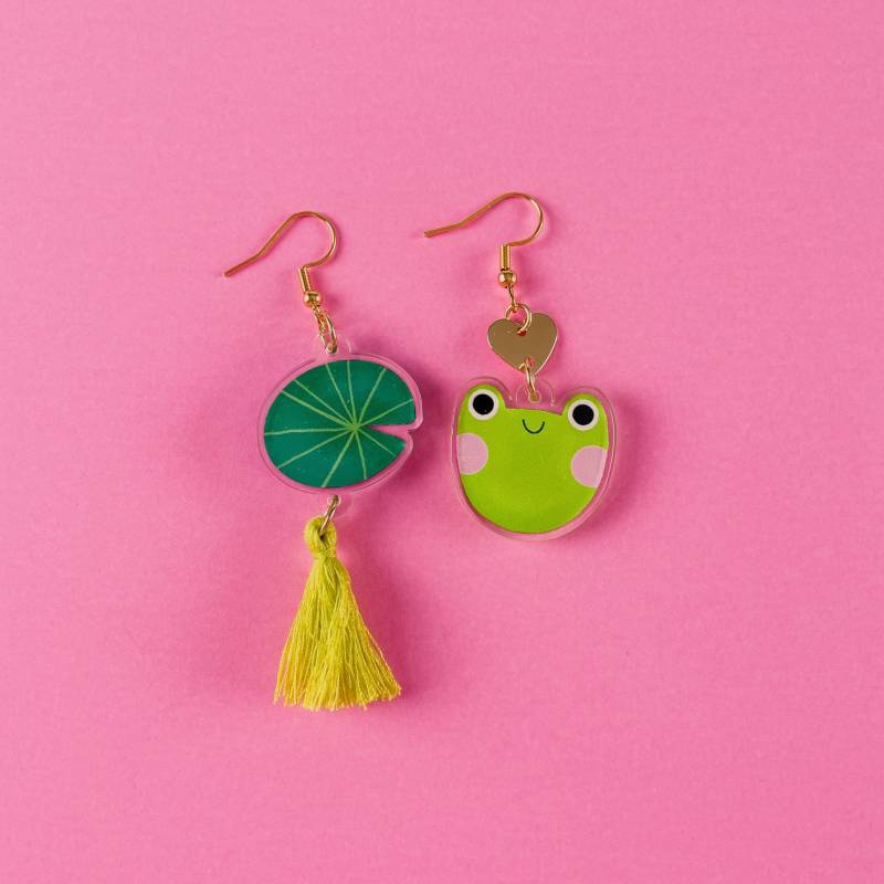 Frosch Ohrringe, Mismatched 24K Vergoldetes Messing, Recyceltes Acryl, Sommer Accessoires, Blumenschmuck, Handgemachter Schmuck Frosch Ohrringe, Mismatched 24K Vergoldetes Messing, Recyceltes Acryl, Sommer Accessoires, Blumenschmuck, Handgemachter Schmuck von tinkillustration