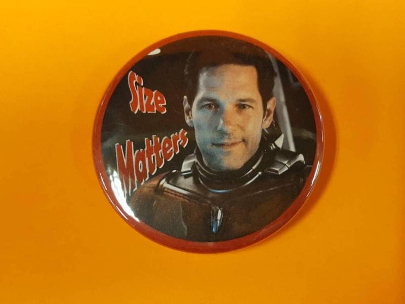 Ant-Mann-Sizze Matters Button von tinnedpineapple