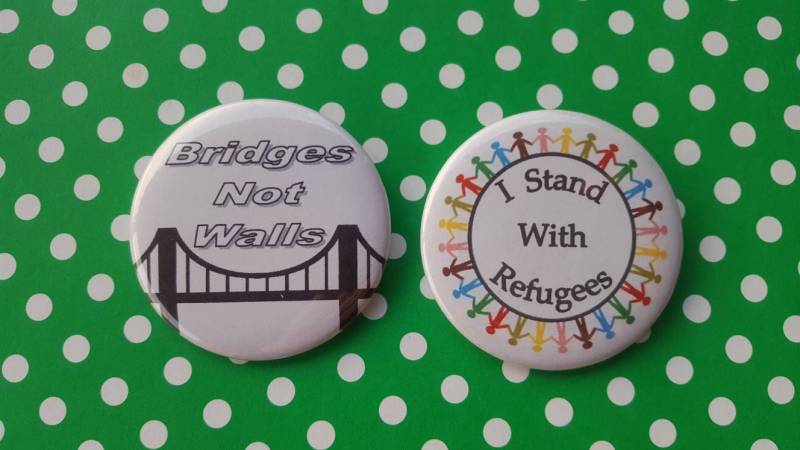 Flüchtlinge Und Immigranten Support Button Set von tinnedpineapple