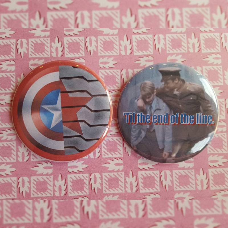 steve Und Bucky Knopf-Set Aus Zwei von tinnedpineapple