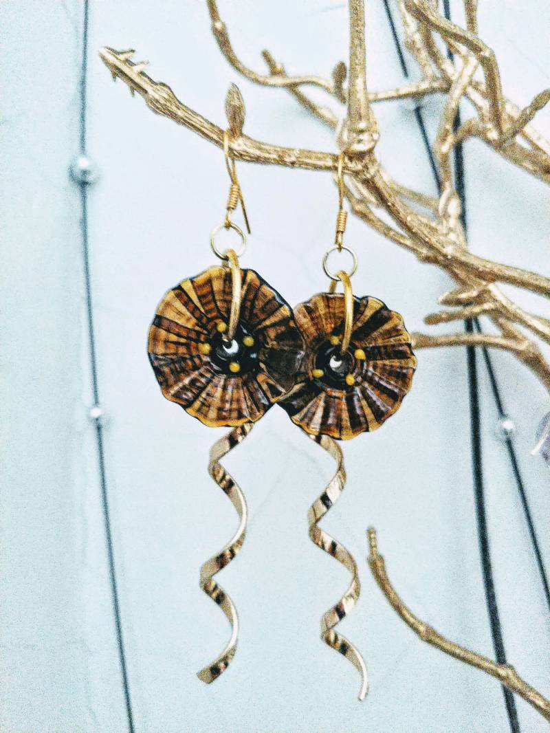 Art Deco Glasblume Ohrringe, Einzigartige Lampwork Blickfang Geätztes Glas, Schoko Braune Glasblumen Ohrringe von tinorlages