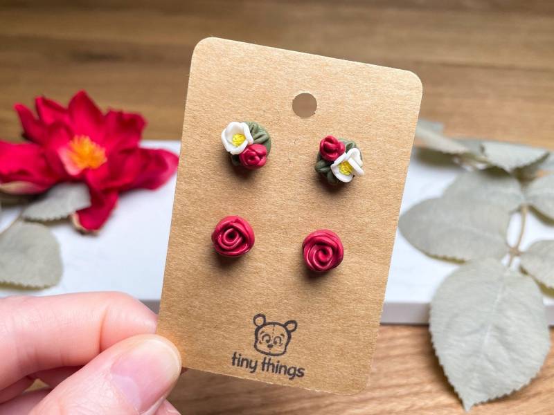 Detailverliebtes Rosen Ohrstecker Set | 2 Paar - Handgefertigte Blumen in Rot & Weiß Hypoallergene Ohrringe Moderner Schmuck von tinybutgreatjewelry