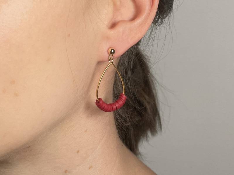Dunkelrote Hängeohrringe 24K Vergoldet | Handgefertigter Schmuck Elegante Tropfenohrringe Hypoallergen Für Sie Freundin von tinybutgreatjewelry