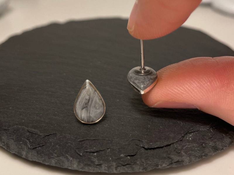 Graue Ohrstecker Silber | Handgefertigter Schmuck Granitgraue Tropfen Ohrringe Kleine Geschenk Hypoallergener Edelstahl von tinybutgreatjewelry