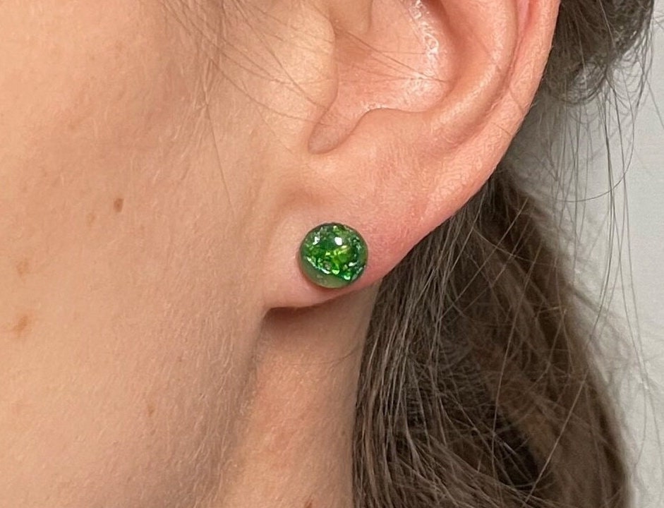 Kleine Ohrringe in Grün | Marmor Stil Handgemachter Schmuck Mini Silber Smaragdgrüner Stein Hypoallergener Edelstahl von tinybutgreatjewelry