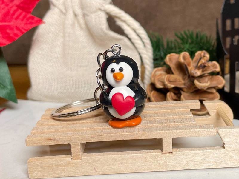 Pinguin Schlüsselanhänger - Handgemachte Figur Modelliert Aus Polymer Clay Besonderes Geschenk Zum Geburtstag Süßes Acessoire von tinybutgreatjewelry