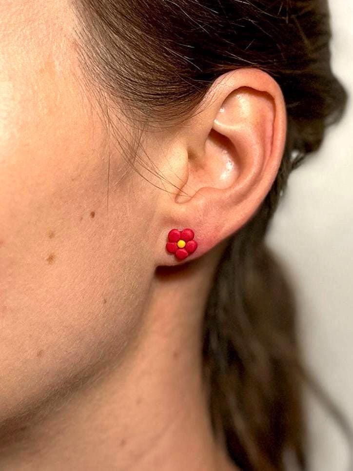 Kleine Margeriten Ohrstecker in Rot | Handgefertigter Schmuck Hypoallergen Federleicht Geschenkidee Für Sie Für Blumenliebhaber von tinybutgreatjewelry