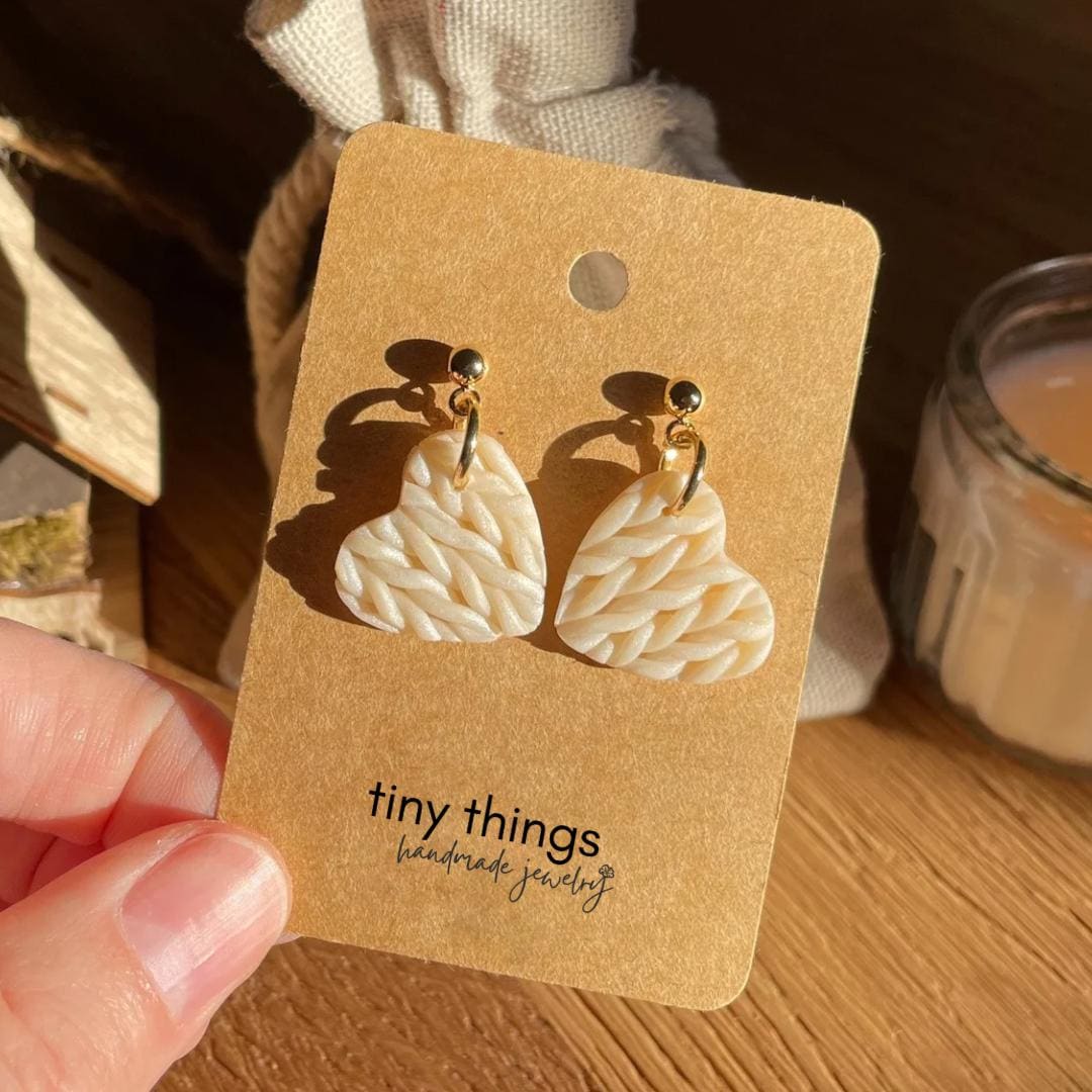 Weiße Herzohrringe 24K Vergoldet | Strickoptik Handgefertigter Schmuck Hypoallergener Edelstahl Elegant Geschenk Strickliebhaber von tinybutgreatjewelry