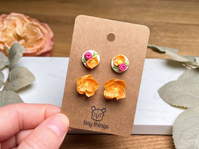 Zarte Blumen Ohrstecker | 2Er Set | Handgemachter Schmuck Blüten in Apricot & Rose Hypoallergener Edelstahl Perfekte Geschenkidee von tinybutgreatjewelry