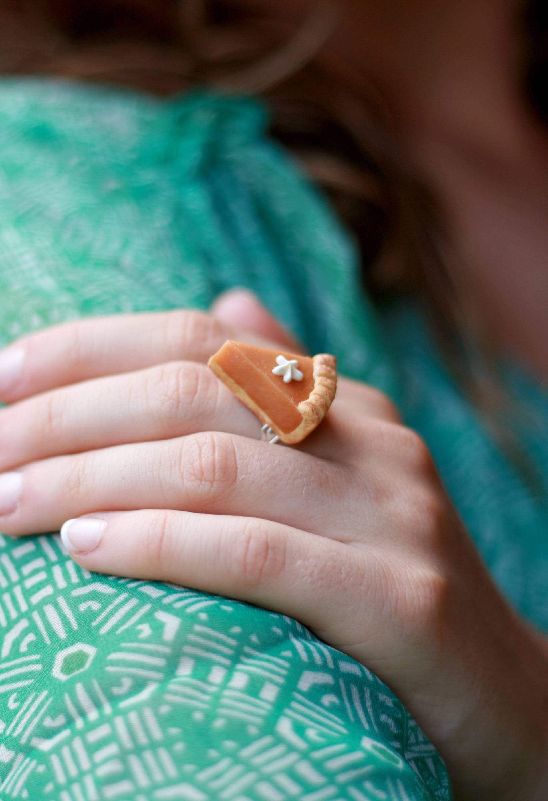Duftende Kürbis Kuchen Ring Leckere Einzigartige Kawaii Mini Süß Polymer Clay Essen Schmuck von tinyhands