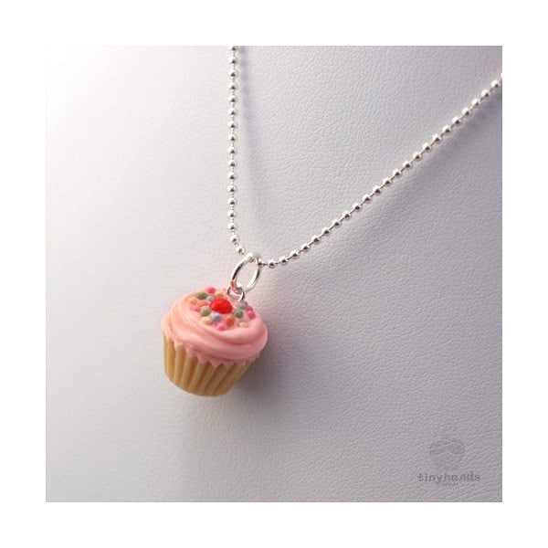 Duftende Rosa Cupcake Halskette, Erdbeer Streuseln Geburtstagsgeschenk Für Sie, Fimo Essen Schmuck, Halskette von tinyhands