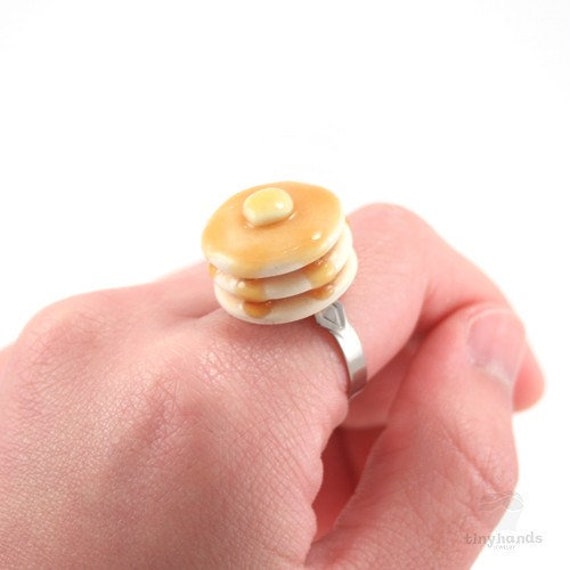 Duftender Köstlicher Pfannkuchen Ring Mit Reicher Goldener Farbe Ahornsirup Und Buttercreme Einzigartiges Geschenk Lebensmittelschmuck von tinyhands