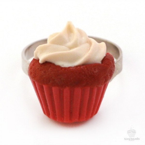 Duftender Roter Samt Cupcake Ring - Lebensmittelschmuck von tinyhands