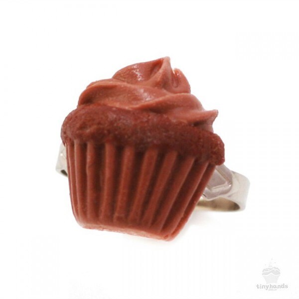 Duftender Schokoladen-Cupcake-Ring Frisch Gebackener Muffin-Miniatur-Leckerei-Zuckerguss Auf Top-Lebensmittelschmuck von tinyhands
