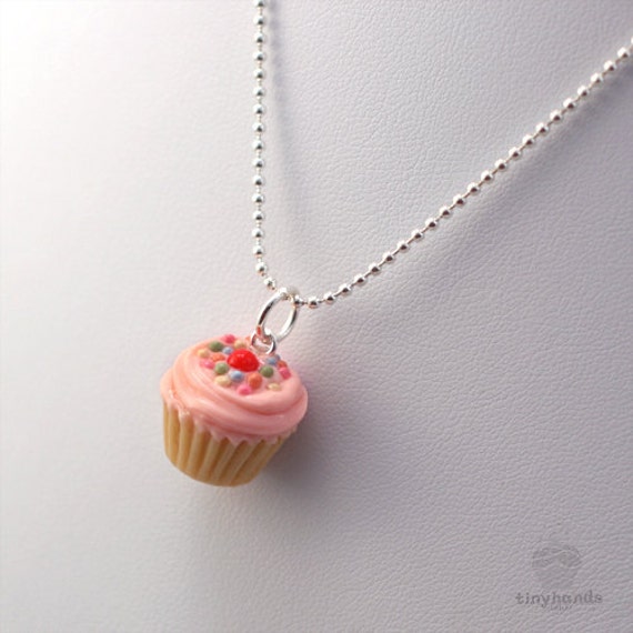 Lebensmittel Schmuck Duftende Erdbeer Streuseln Cupcake Halskette Bunte Kawaii Miniatur Polymer Clay Anhänger Treat Einzigartiges Geschenk, Geschenk von tinyhands