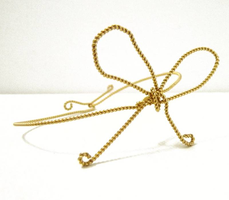 Brass Twisted Bow Armband - Dünne Goldene Schleife von tinymishaps