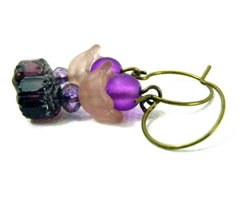 Leuchtende Lila Blumen Ohrringe Auf Messing von tinymishaps