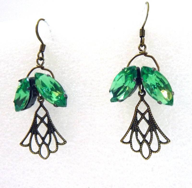 Smaragdflügel - Funkelnde Grüne Messing Filigran Ohrringe von tinymishaps