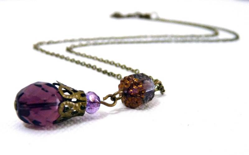 Verschnörkelter Lila Baumelnde Anhänger Auf Messing von tinymishaps