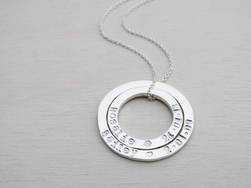 Personalisierte Doppel Silber Kreis Halskette | Sterling Handgestempelte Namen Glänzendes Finish von tinysilver