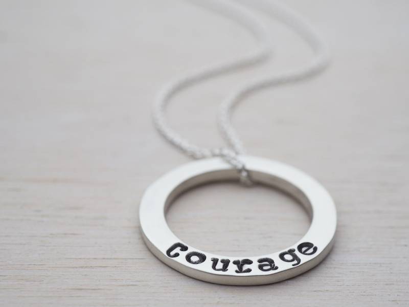 Personalisierte Silber Kreis Halskette | Sterling Handgestempelte Namen Satin-Finish Klein von tinysilver