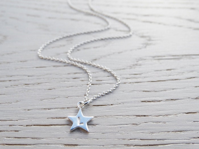 Kleiner Silberner Stern Mit Initial | Personalisiert Sterling Silber von tinysilver