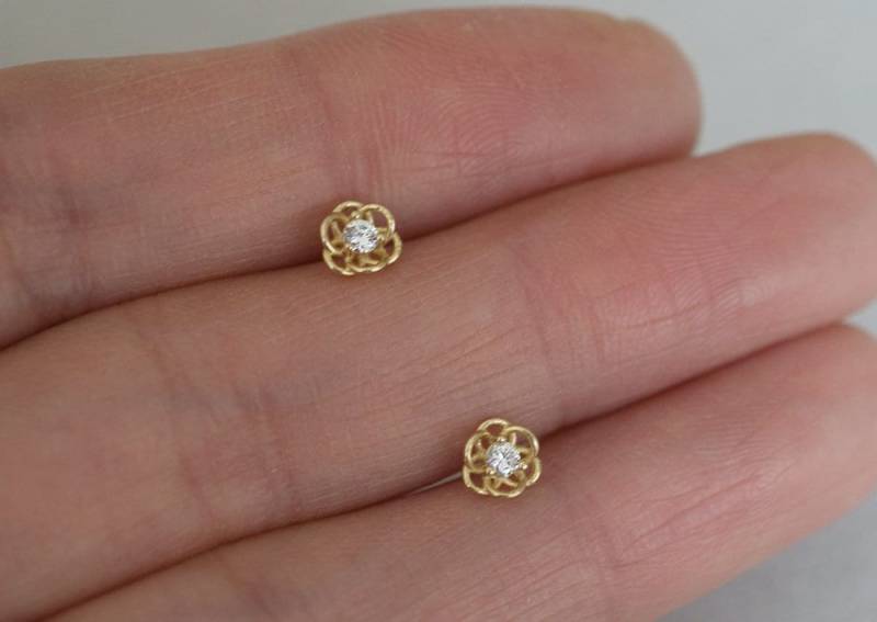 Black Freitag Verkauf 10K Solid Gold Kleine Blume Linie Ohrstecker Cubic Zircornia Echt - Tge064 von tinytinygold