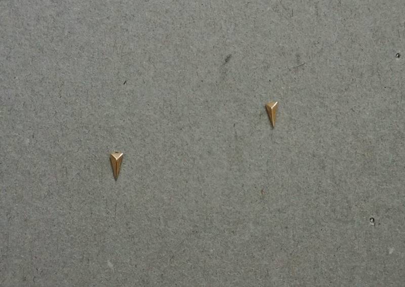 Schwarzer Freitag Verkauf 10K Massivgold Winzige Schlanke Pyramide Ohrstecker, Pyramide, Geometrisch Echt Gold - Tge022 von tinytinygold