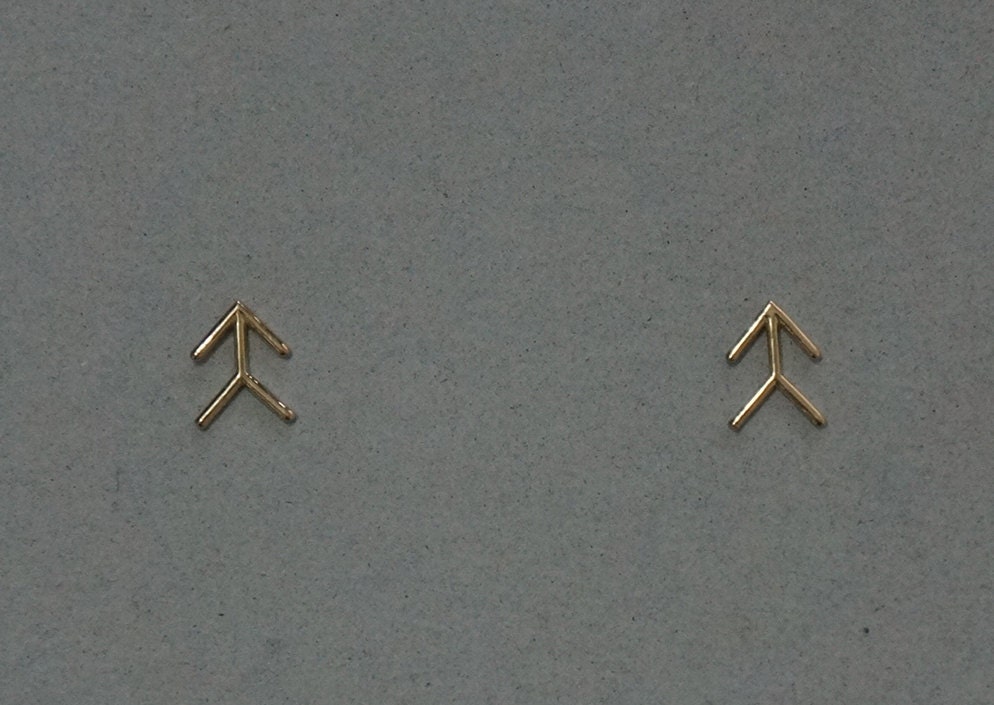 10K Solid Gold Pfeil Symbol Mark Zeichen Ohrstecker Geometrisch Echtgold - Tge077 von tinytinygold